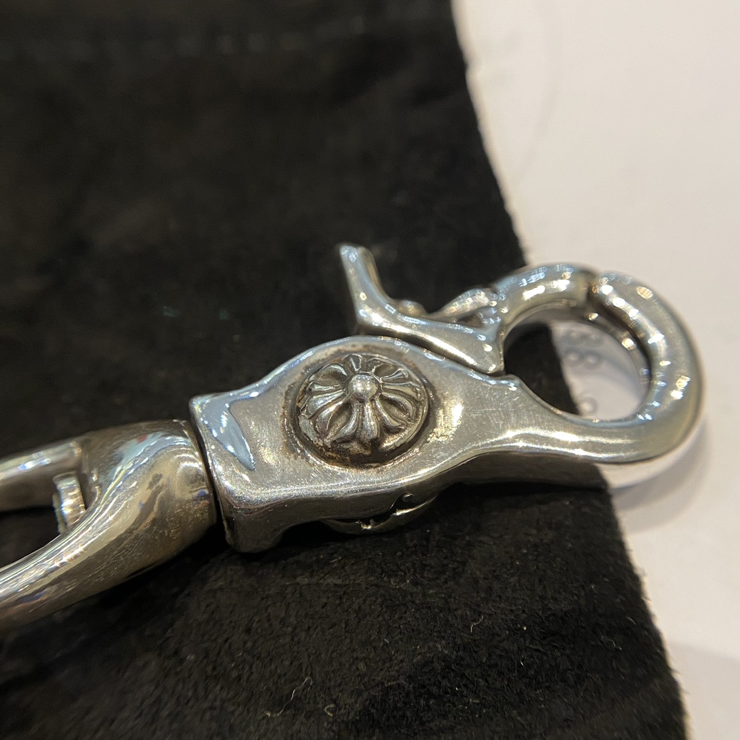 Chrome Hearts Keychain, Flaming Cross, Ring SwordAuthentic replica, genuine antique engraving, anodized texturePrice: 20,000+ RMB. Made entirely of 925 sterling silver with an antique finish. Material can be authenticated. Incomparable to common wh