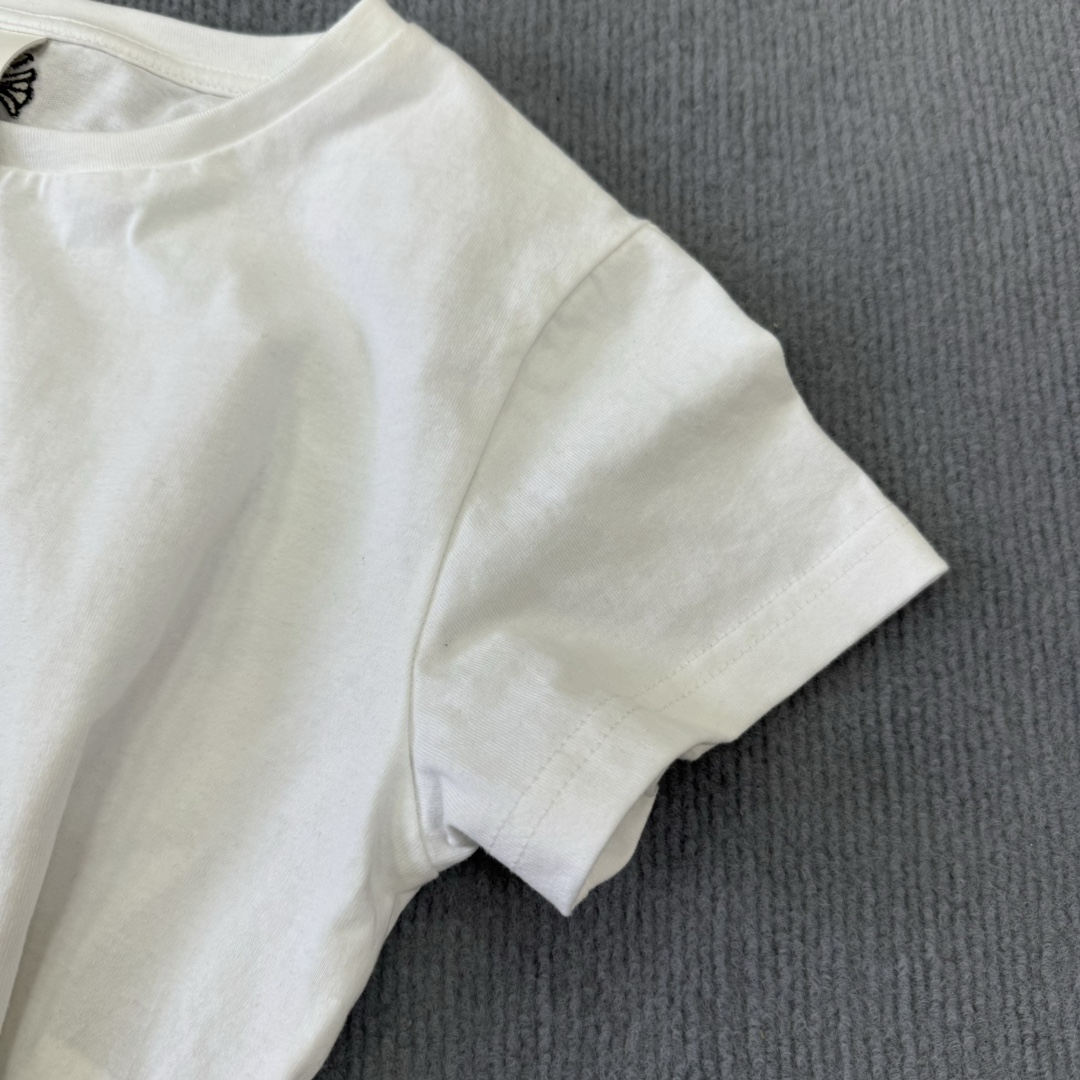 Chrome Hearts Lisa's Embroidered Cross Short-Sleeve T-ShirtMade of 140g pure cotton fabric. Imported embroidery is rich and clear. In stock.Sizes: S, M, L