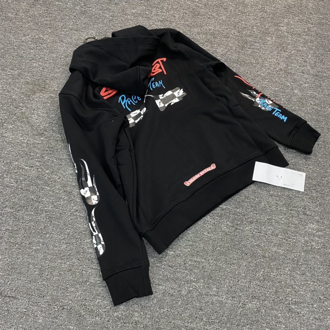Chrome Hearts' latest racing flag flame floral sleeve hoodie. Made of 42-count 380g pure cotton, with imported ink printing for a 3D effect. Custom-made to order, perfect fit!Sizes: M L XL XXL