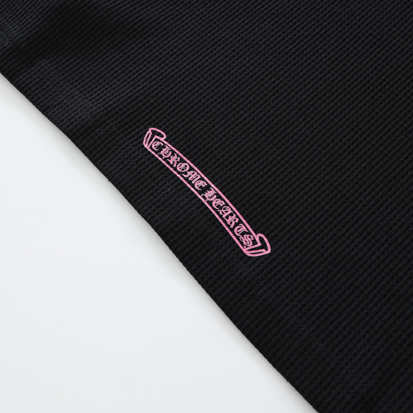 CH's new pink letter Sanskrit waffle long-sleeved shirt. All sizes are now available. Original version purchased from Hangzhou Guozhuan for 18,000 RMB. The fabric is 280g 100% cotton waffle material. The print uses a white ink heat transfer process.