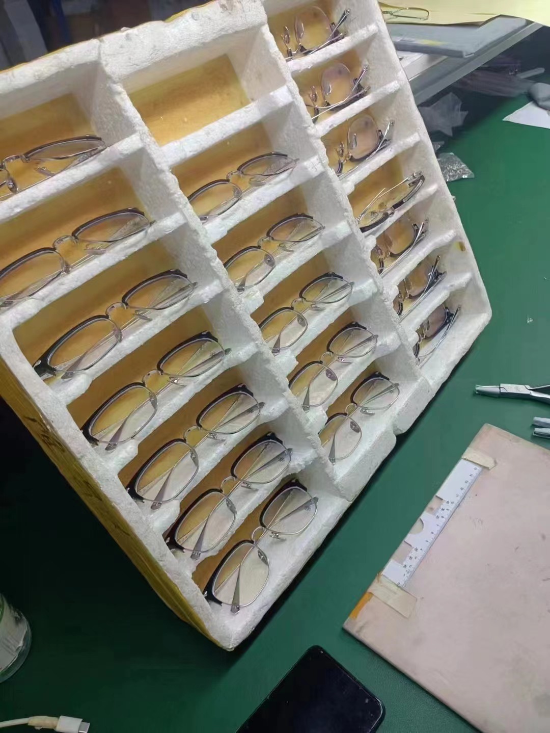 Chrome Hearts Xue Zhiqian Sterling Silver Glasses: Most on the market are cheap, using the most basic acetate and metal materials, and the details are poor... Ours are made of 925 silver and titanium, perfectly replicating the original. From mold mak