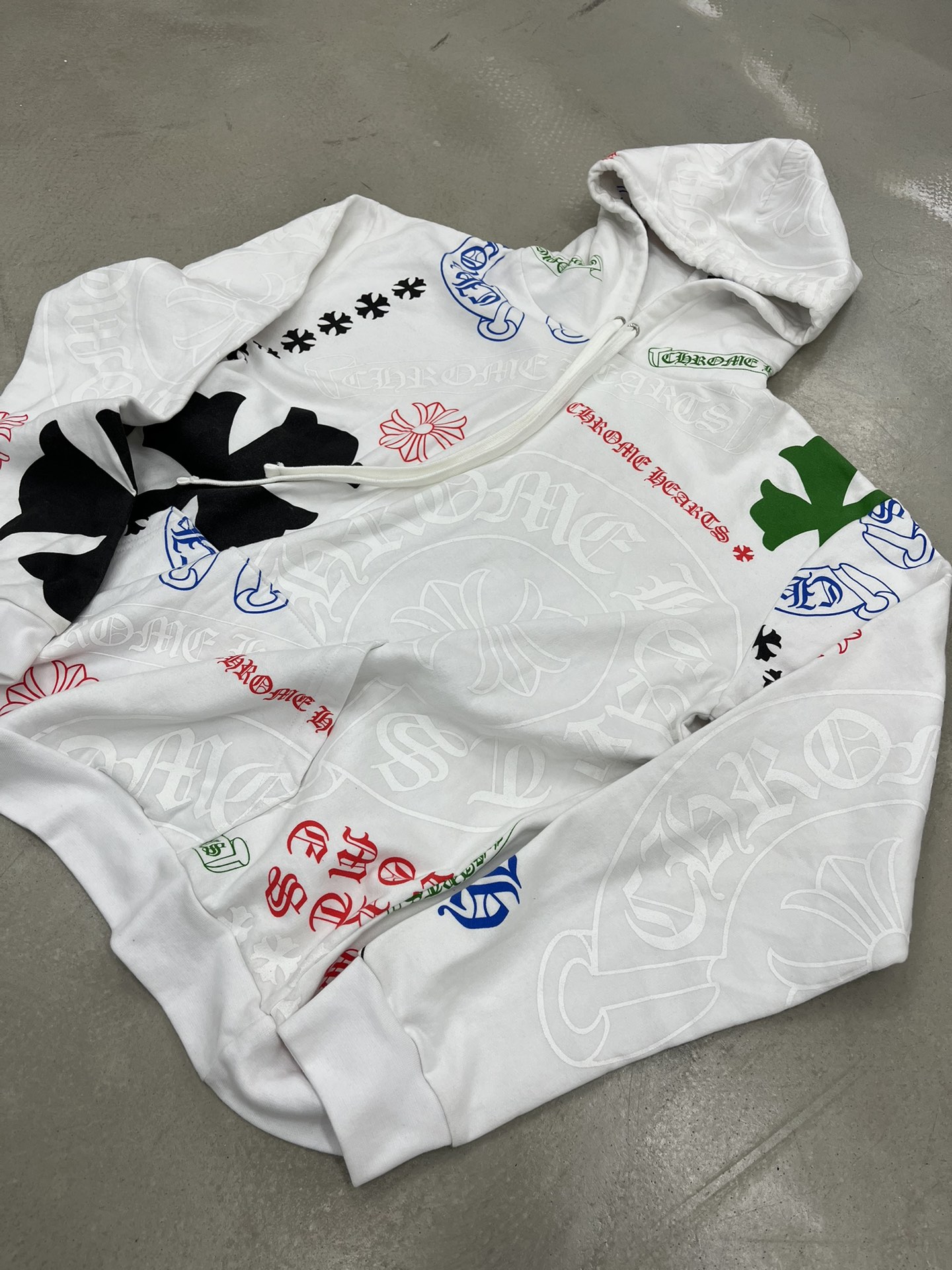Chrome Hearts official website exclusive white hoodie. Purchased from Xianyu (a second-hand marketplace) for ¥8500 for research and development. All details are flawless compared to any other version. Officially priced at over ¥7000, but I couldn't g