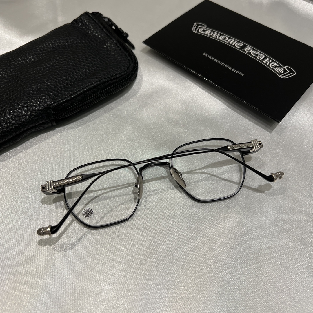 Chrome Hearts New Spring-Loaded Eyeglasses Purchased for 13,000 RMB at MixC Mall, Shenzhen. Nearly 5 months of R&D. Black and silver color scheme. Chrome Hearts' new spring-loaded eyeglass frame. The brand's first time using an embedded spring hinge,