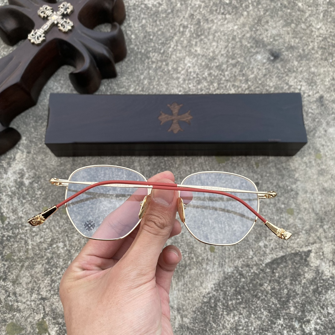 CH Ultralight Pure Titanium Cross-Shaped Glasses (Red and Gold Color Scheme)A super popular pair! Consistent with the original, nose pads, and mixed-media quality. Every detail is meticulously crafted, including exclusive hand-engraved lettering. O