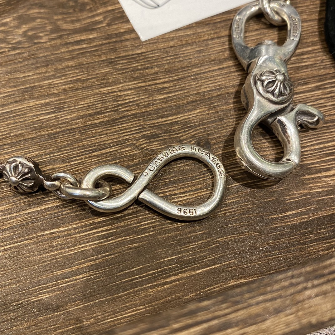 Chrome HeartsCross-patterned ball bag chain, vintage qualityAuthentic steel mold used for making bag chains and trouser chains, both highly stylish. Looks incredibly cool paired with jeans. Retail price 20,000+ RMB, no difference whatsoever. Oxidat