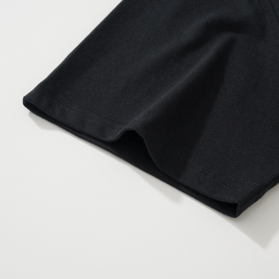 CH Foti Skull T-Shirt. Made of 230g 100% cotton. The print uses a thermosetting ink process. Custom-made accessories. Produced by a major manufacturer, demonstrating exceptional craftsmanship. Comfortable and natural to wear. Sizes S-XL