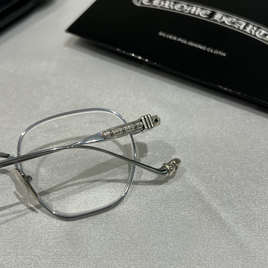 Chrome Hearts New Spring-Loaded Eyeglasses Purchased for 13,000 RMB at MixC Mall, Shenzhen. Nearly 5 months of R&D. Black and silver color scheme. Chrome Hearts' new spring-loaded eyeglass frame. The brand's first time using an embedded spring hinge,