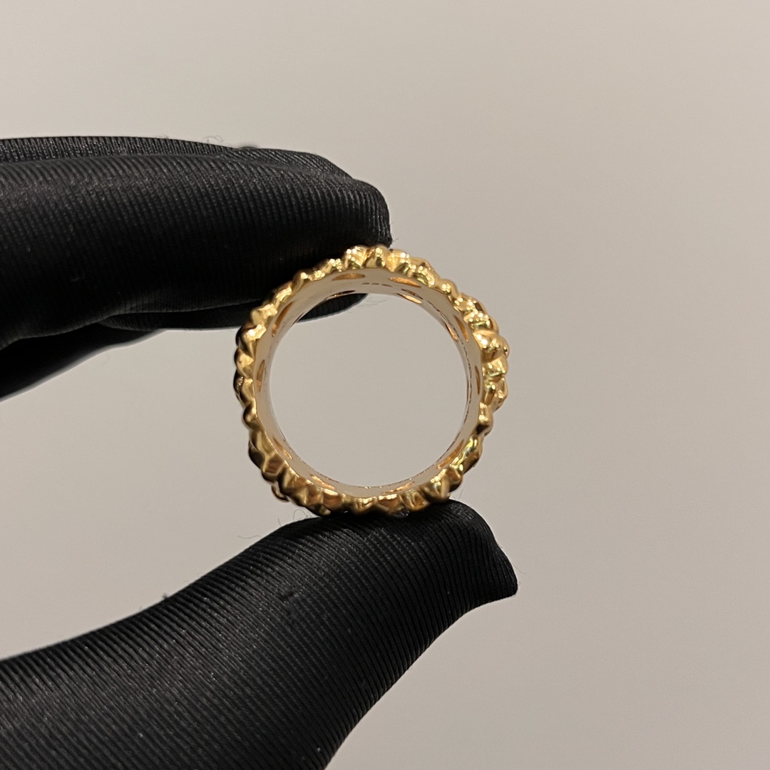 ✟𝐂𝐡𝐫𝐨𝐦𝐞𝐡𝐞𝐚𝐫𝐭✟Chrome Hearts 22k Plated Full Diamond Round Tomb RingHand-set with 130 rhinestones. Each diamond is set in a prong setting after the ring hole is drilled, eliminating the possibility of diamonds falling out. Buy with confidence. Custom