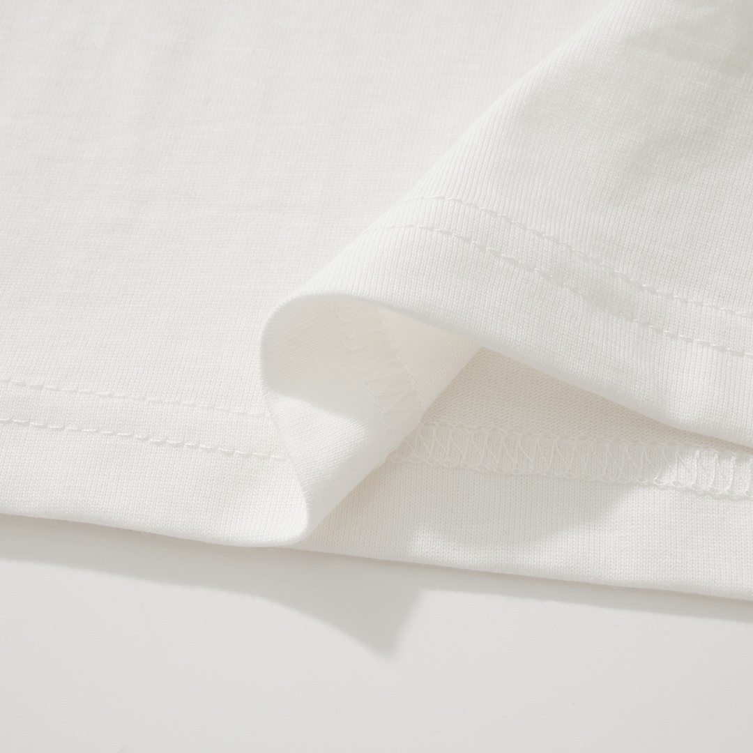 CH Foti Skull T-Shirt. Made of 230g 100% cotton. The print uses a thermosetting ink process. Custom-made accessories. Produced by a major manufacturer, demonstrating exceptional craftsmanship. Comfortable and natural to wear. Sizes S-XL