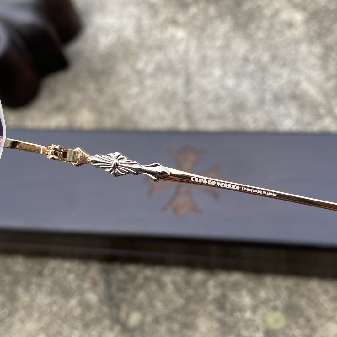 CH Frameless Square Gold Cross GlassesA super popular model, identical to the original, with high-quality nose pads and meticulous attention to detail. Exclusive hand-engraved lettering. Only a few hundred yuan!Glasses are personal items; we do n