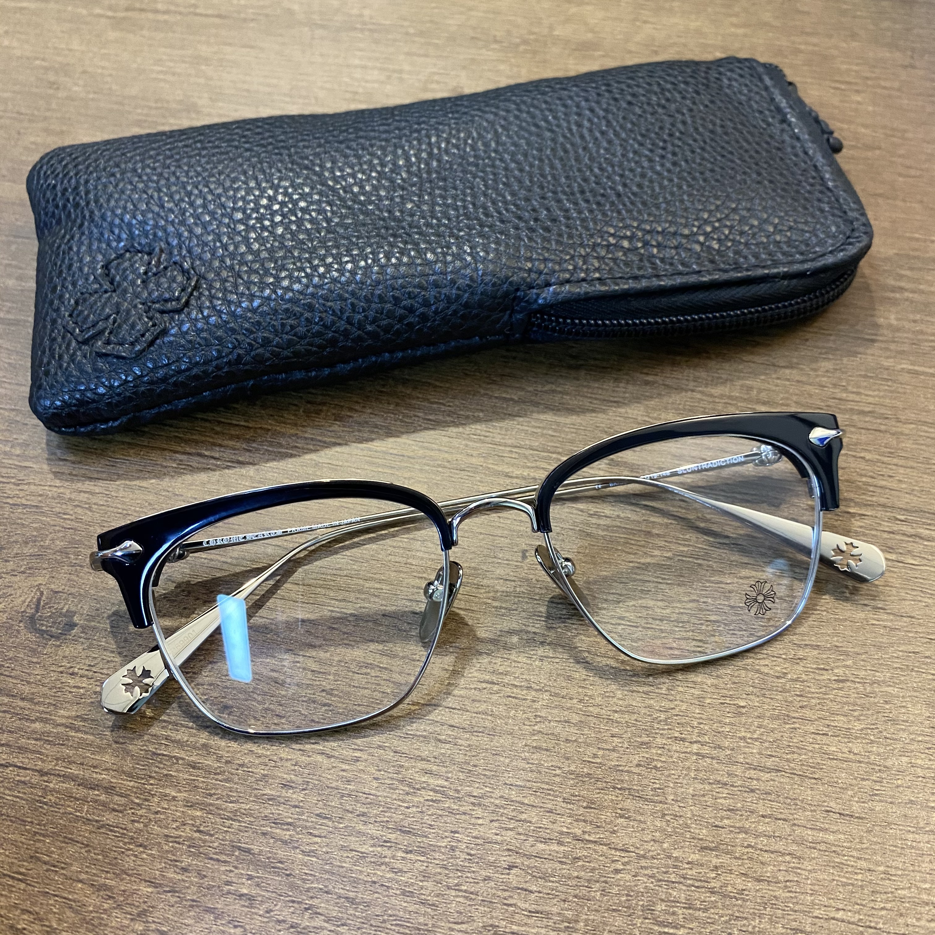 【Chrome Hearts Silver Accessories - Xue Zhiqian's Style Glasses】Complete set. Limited stock available for the first batch.Leather eyeglass case (additional ¥80). Comes with material certificate. Retail price: ¥11,000.Another top-tier item.