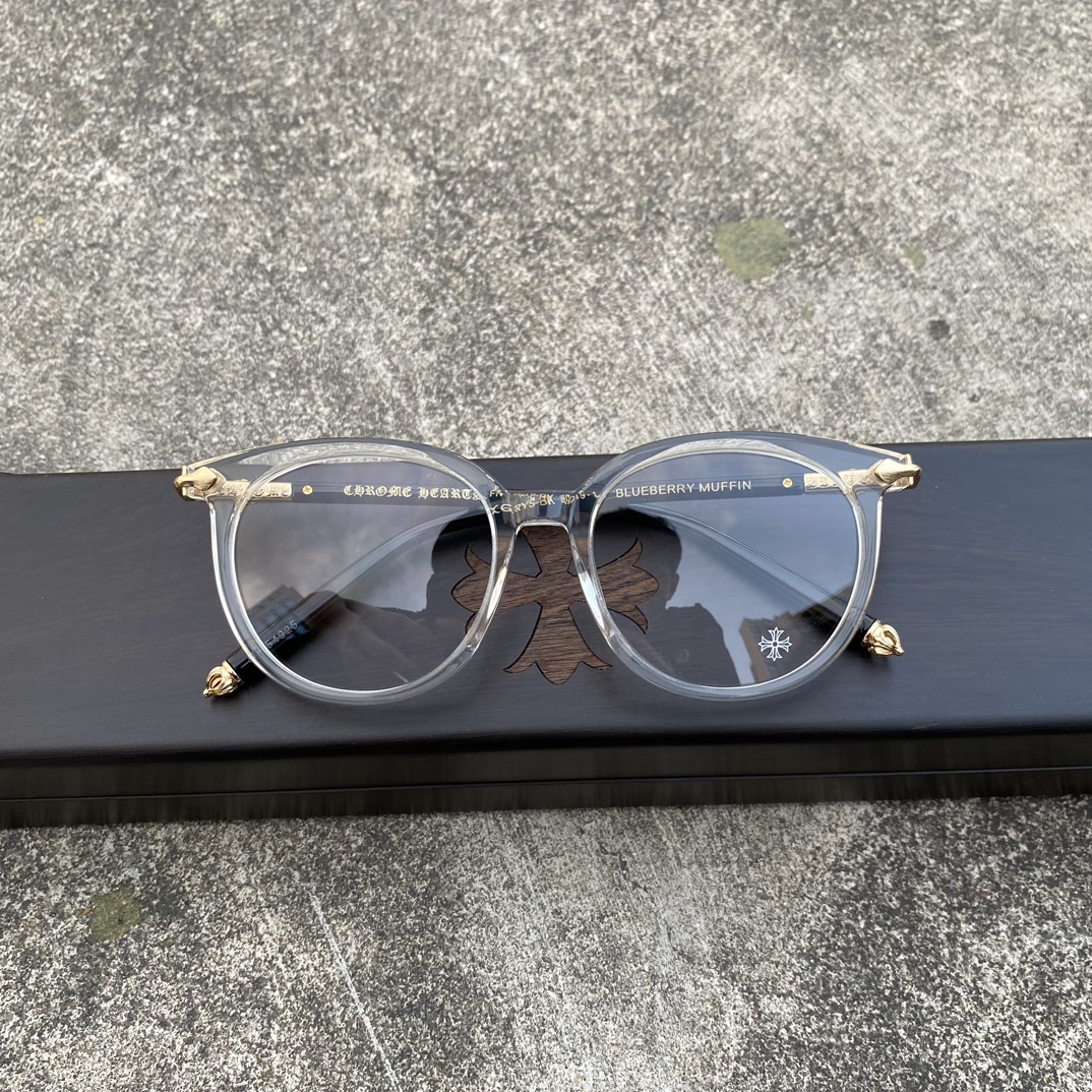 CH Transparent Gold Cross Flower GlassesA super popular pair, identical to the original, with high-quality nose pads and meticulous attention to detail. Exclusive hand-engraved lettering. Only a few hundred yuan!Glasses are personal items; we do