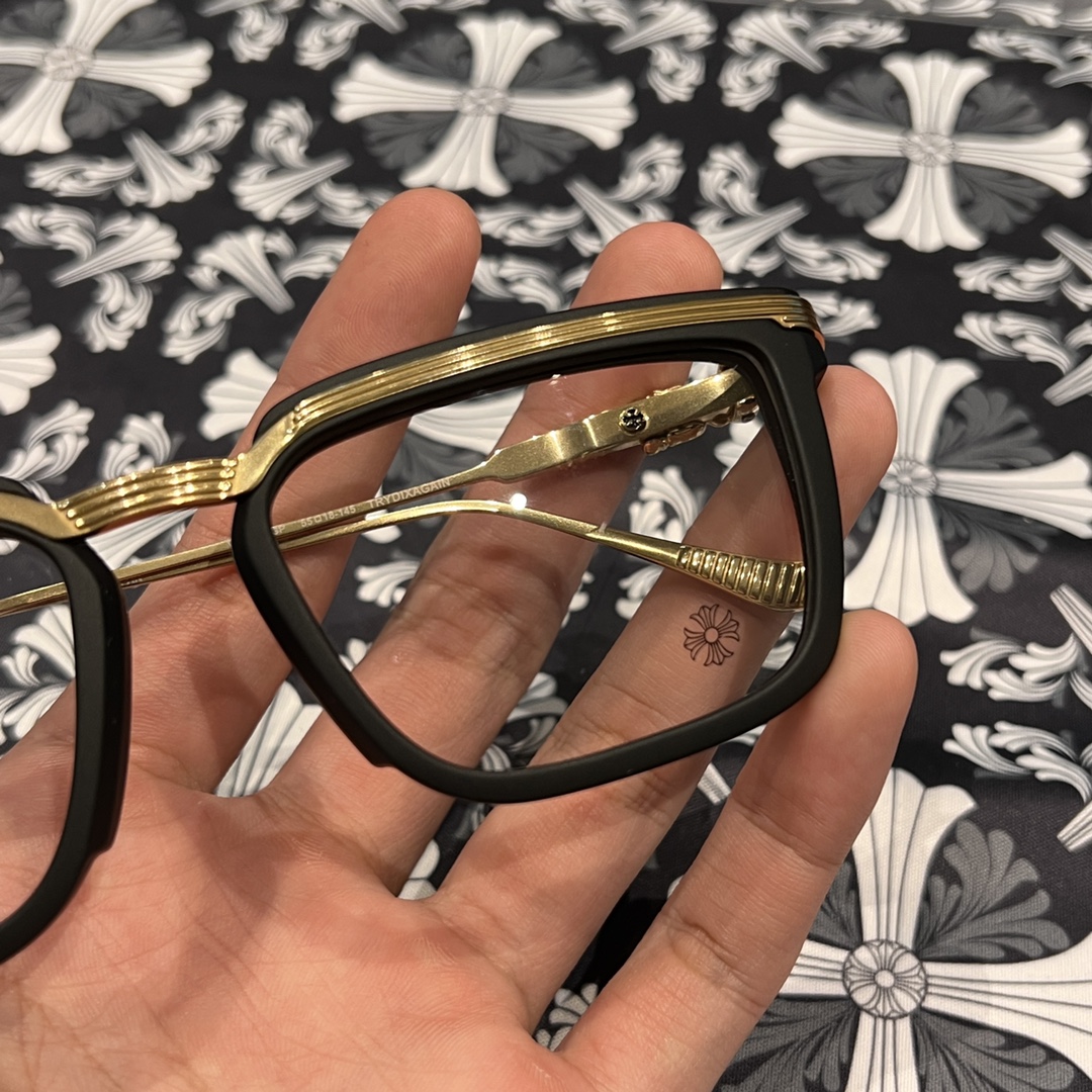 ✟𝐂𝐡𝐫𝐨𝐦𝐞𝐡𝐞𝐚𝐫𝐭✟Black and gold color scheme, black-rimmed sword and dagger style glassesFrosted black frame texture, extremely comfortable to wear. Accessories: 925 sterling silver plated with 22k gold.This is another top-quality pair of glasses w