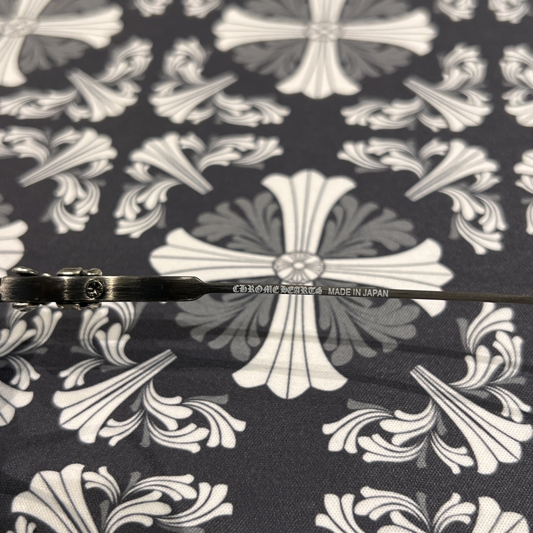 ✟𝐂𝐡𝐫𝐨𝐦𝐞𝐡𝐞𝐚𝐫𝐭✟Black and silver color scheme, black-rimmed sword and dagger-shaped glassesExtremely comfortable to wear 😌Accessories: 925 sterling silver. This is another pair of top-quality 925 sterling silver glasses. It will definitely exceed yo