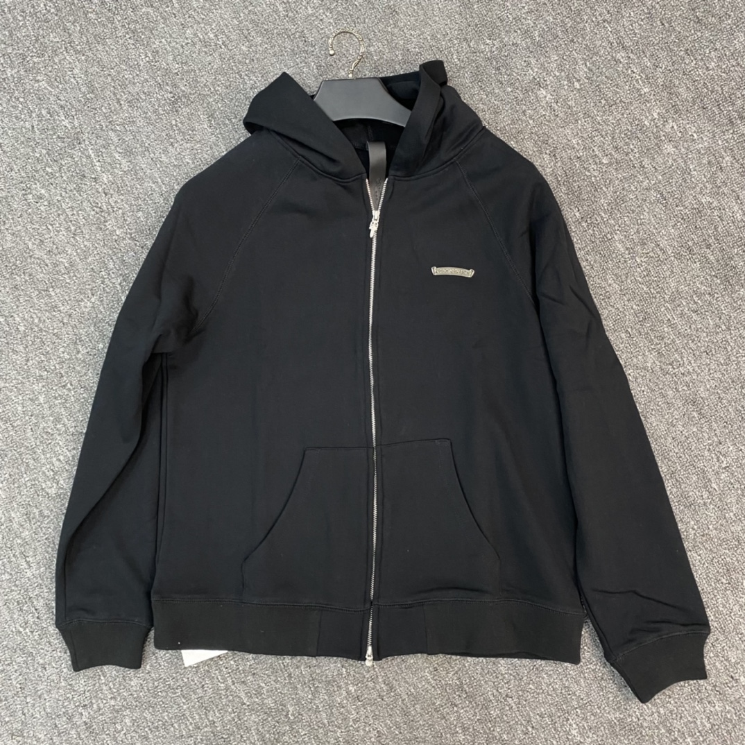 Chrome Hearts' latest cross-stitch embroidered zip-up sweatshirt. Made from custom-dyed pure cotton fabric, with imported ink printing for a three-dimensional effect. Exquisite embroidery with thousands of stitches. Perfectly customized!Sizes: S M