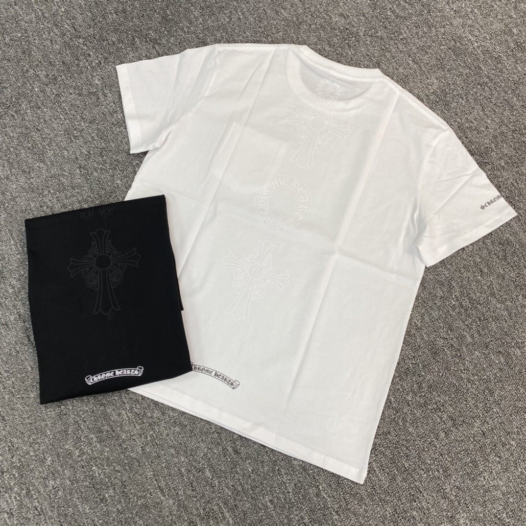 Chrome Hearts Minimalist Dark Print Three-Element Short-Sleeve T-ShirtFabric: Custom-woven and dyed 40% count 230g pure cotton, single-sided reactive dyeingBulk stock available. Unisex style.Sizes: S, M, L (Loose fit)