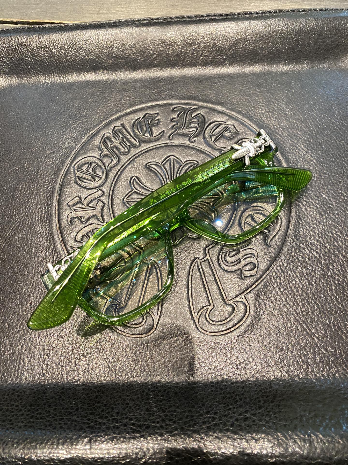Chrome Hearts925 Sterling Silver Accessories, Emerald Green Sword GlassesCombined frame with two 925 sterling silver sword ornaments. Two cross-shaped details inside. 1:1 replica, meticulous attention to detail. The large black frame is very flat