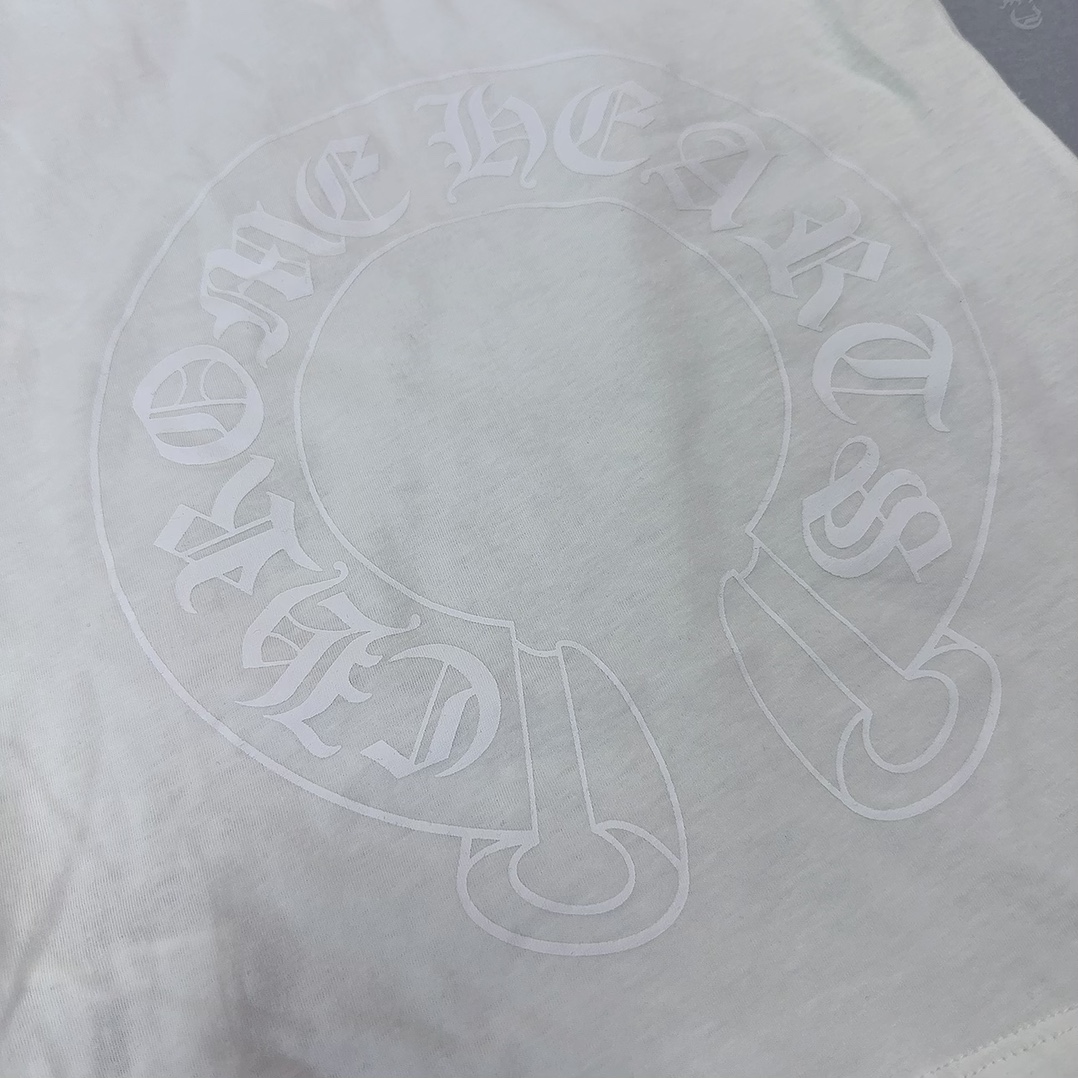 Chrome Hearts Popular V-Neck Women's Scroll Print Short-Sleeve T-ShirtMade from custom-dyed Yb pure cotton, soft and delicate, with matching neckline sizesSizes: S M L