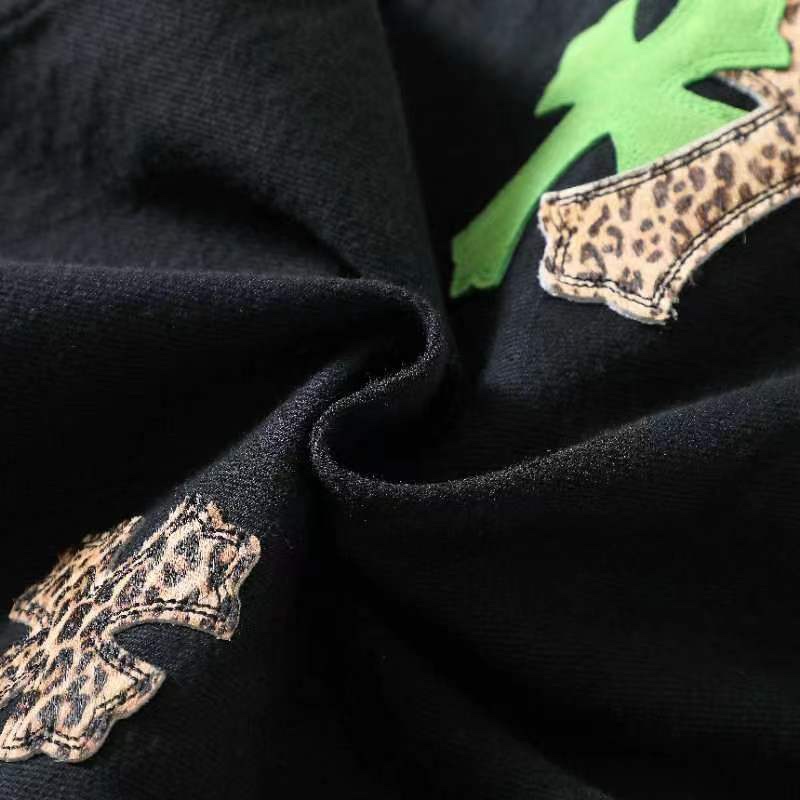 Green checkered cross pattern trousers. This style took six months of development, as it required considerable time to master the details! Many customers have inquired about our products, and I believe it's not that they can't afford the original, bu