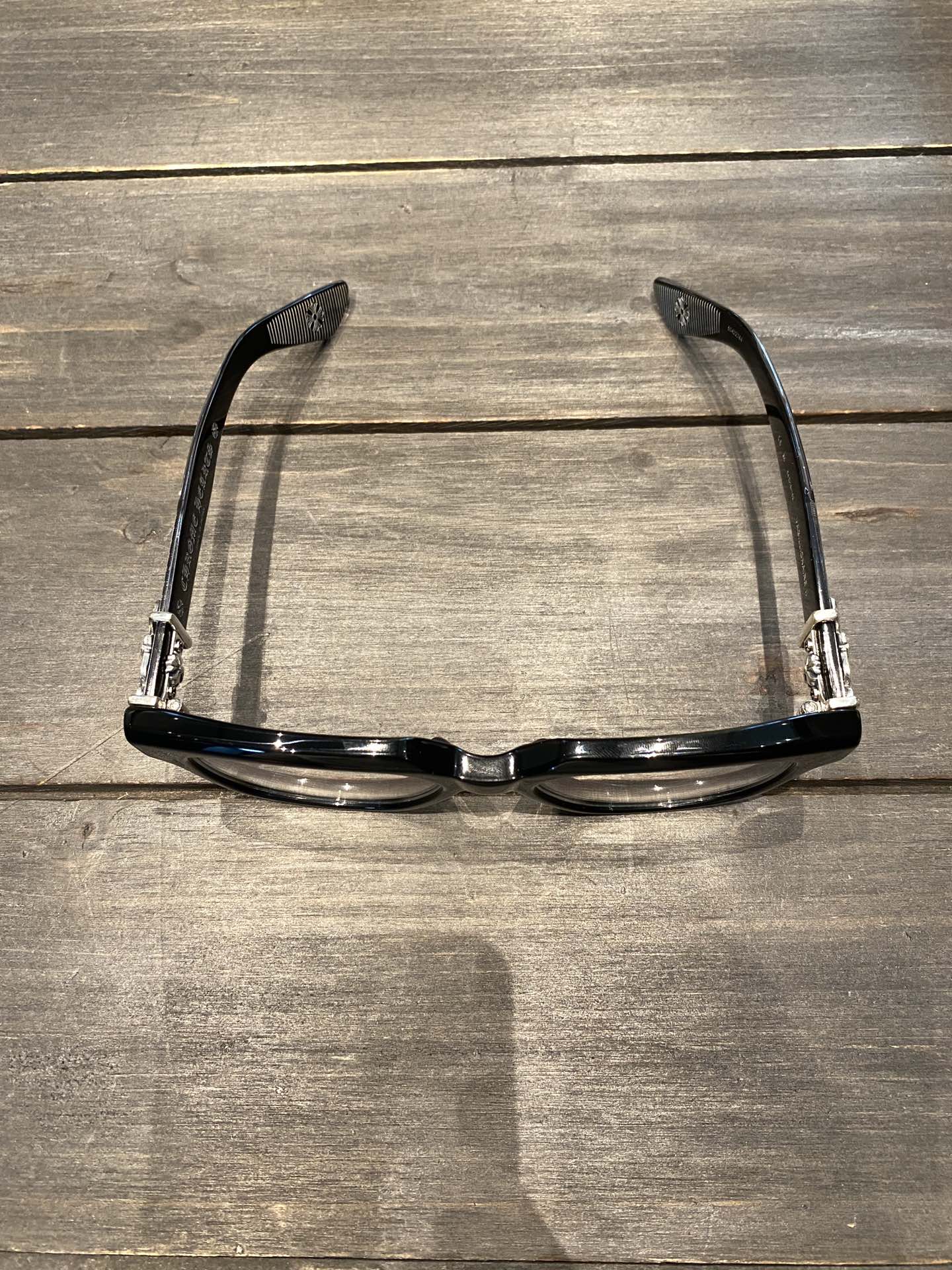 Chrome Hearts925 Sterling Silver Accessories, Glossy Black Sword GlassesCombination frame with two 925 sterling silver sword ornaments. Two cross-shaped details inside. 1:1 replica, meticulous attention to detail. The large black frame is very fl