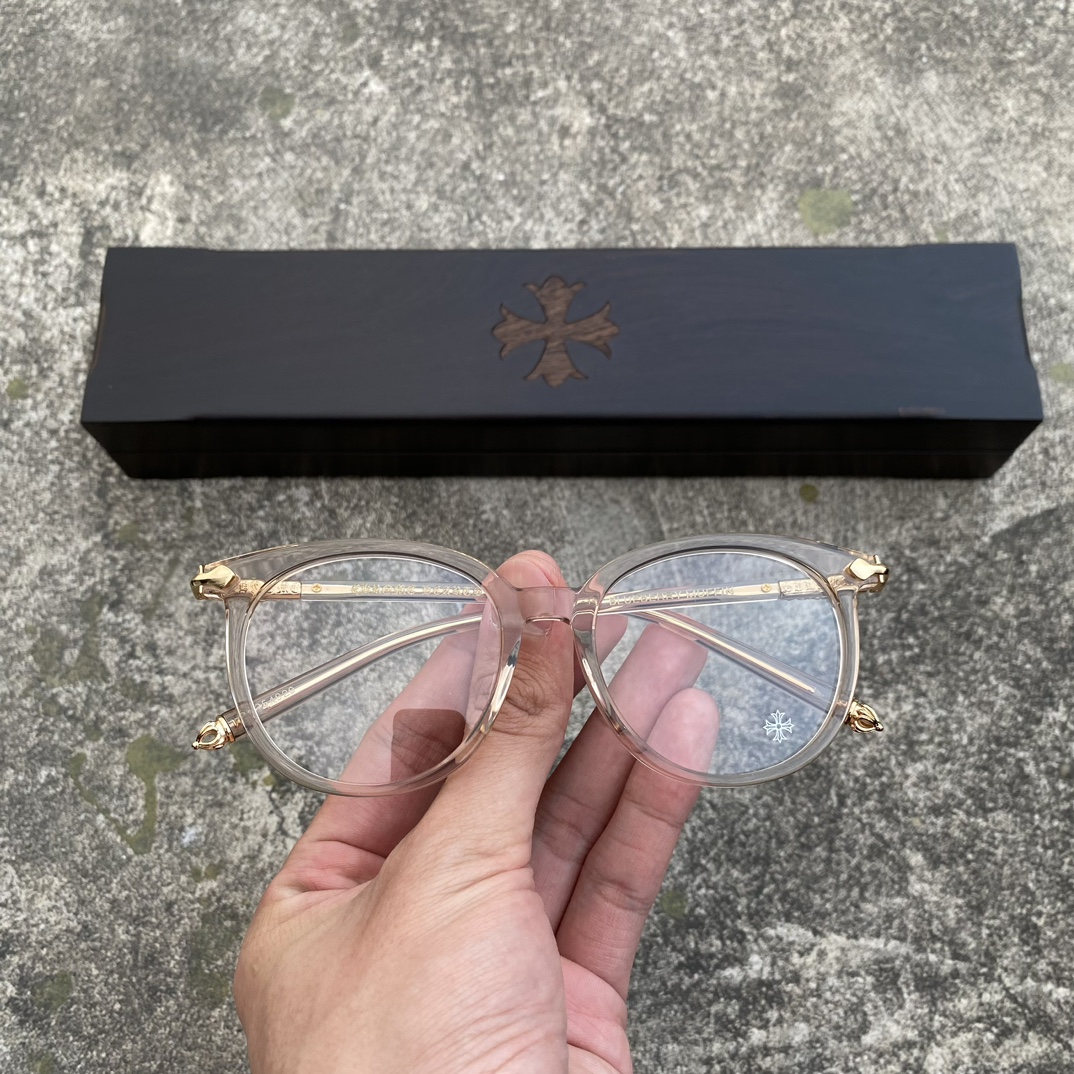 CH Pink Transparent Gold Cross Flower GlassesA super popular pair, identical to the original, with high-quality nose pads and meticulous attention to detail. Exclusive hand-engraved lettering. Only a few hundred yuan!Glasses are personal items; w