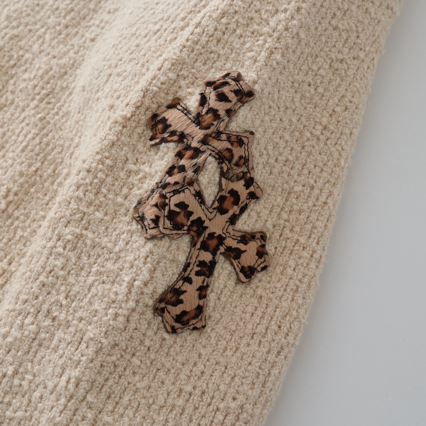 CH's new leopard print cross cream-colored sweater. All sizes are now available. Original version purchased from Hangzhou Guozhuan in January for 20,000 RMB. Custom-dyed fancy yarn, a blend of three yarns, made of 82% cotton, 16% nylon, and 2% spande