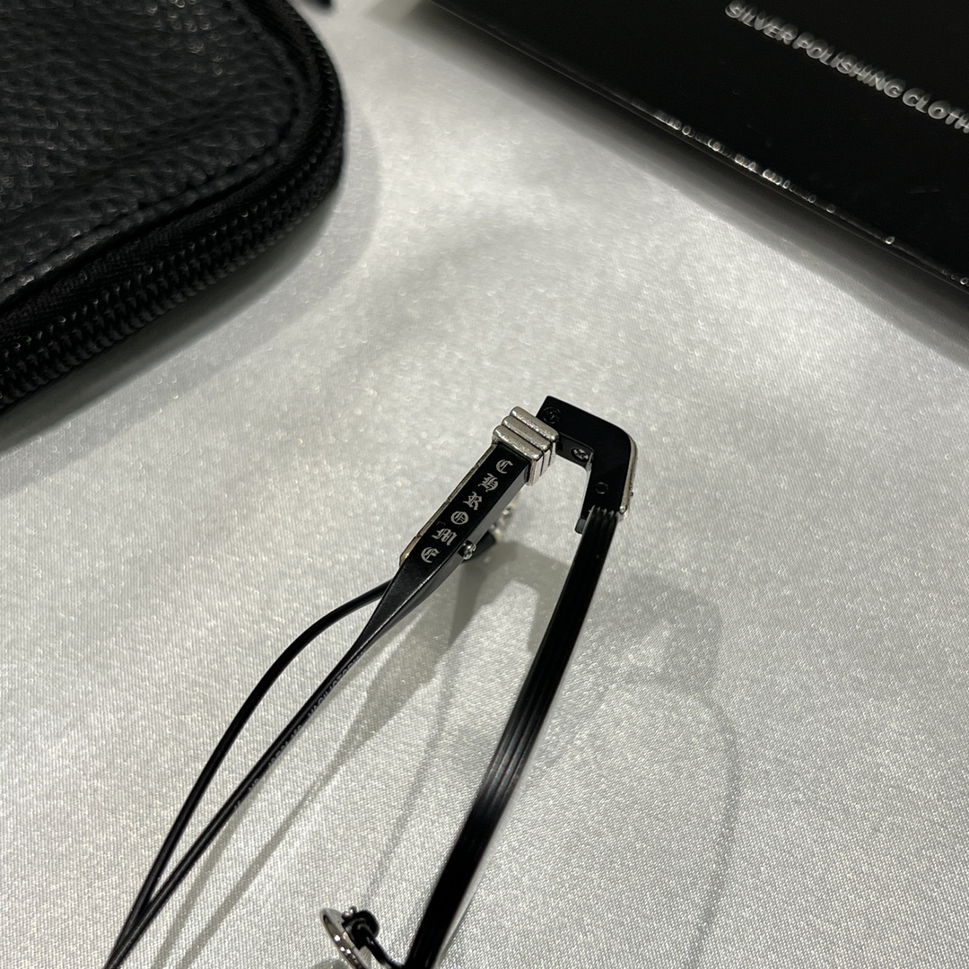 Chrome Hearts New Spring-Loaded Eyeglasses Purchased for 13,000 RMB at MixC Mall, Shenzhen. Nearly 5 months of R&D. Black and silver color scheme. Chrome Hearts' new spring-loaded eyeglass frame. The brand's first time using an embedded spring hinge,