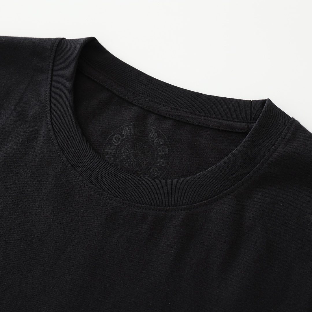 CH's new all-over print short-sleeved T-shirt. All sizes available. Made of 26-knit 180g pure cotton blend. Garment washed finish. Printed using a foaming process. Custom accessories. High-quality craftsmanship from a reputable factory. Comfortable a