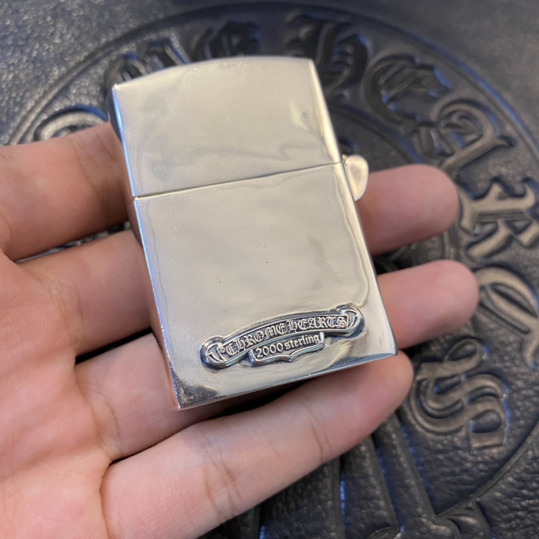 【Chrome Hearts Cross Zippo Lighter】Made entirely of 925 sterling silver with a vintage, distressed finish.Weight: 98 grams. Excellent build quality.A small toy for men, adding a touch of sophistication to smoking.