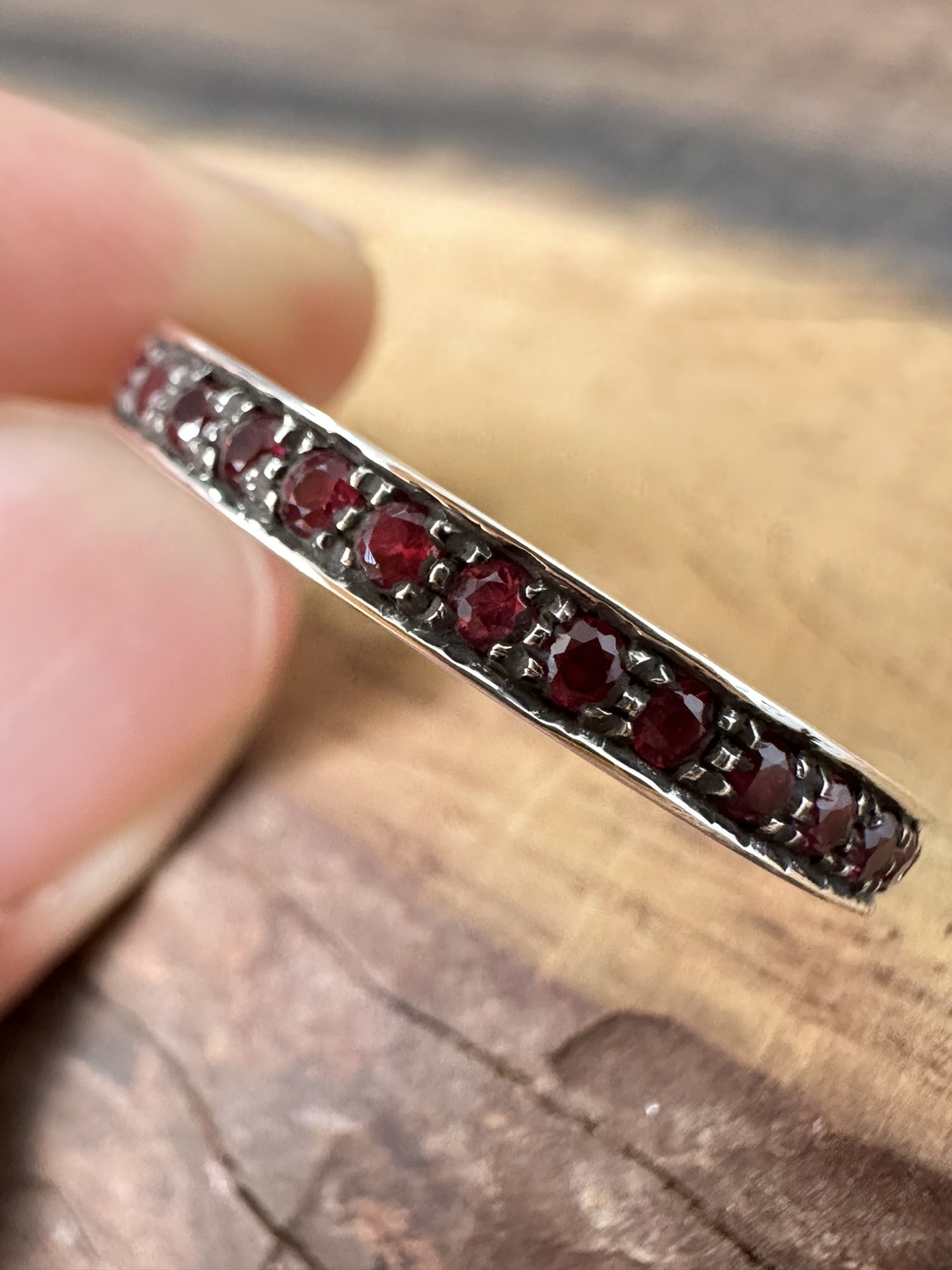 Custom-ordered 3mm colored diamond ring, hand-set with plum blossom studs. The setting craftsmanship is identical to the original. Those who know their stuff can see the pictures. There's no comparison to versions costing a couple hundred yuan on the