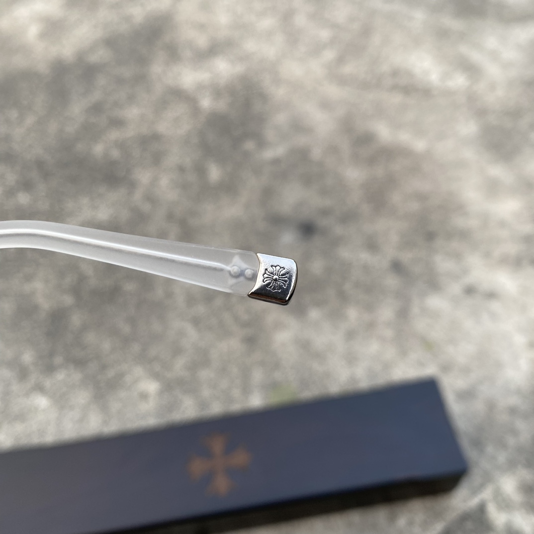 CH Semi-transparent Cross-Pattern GlassesA super popular pair, identical to the original, with high-quality nose pads and meticulous attention to detail. Exclusive hand-engraved lettering. Only a few hundred yuan!Glasses are personal items; we do