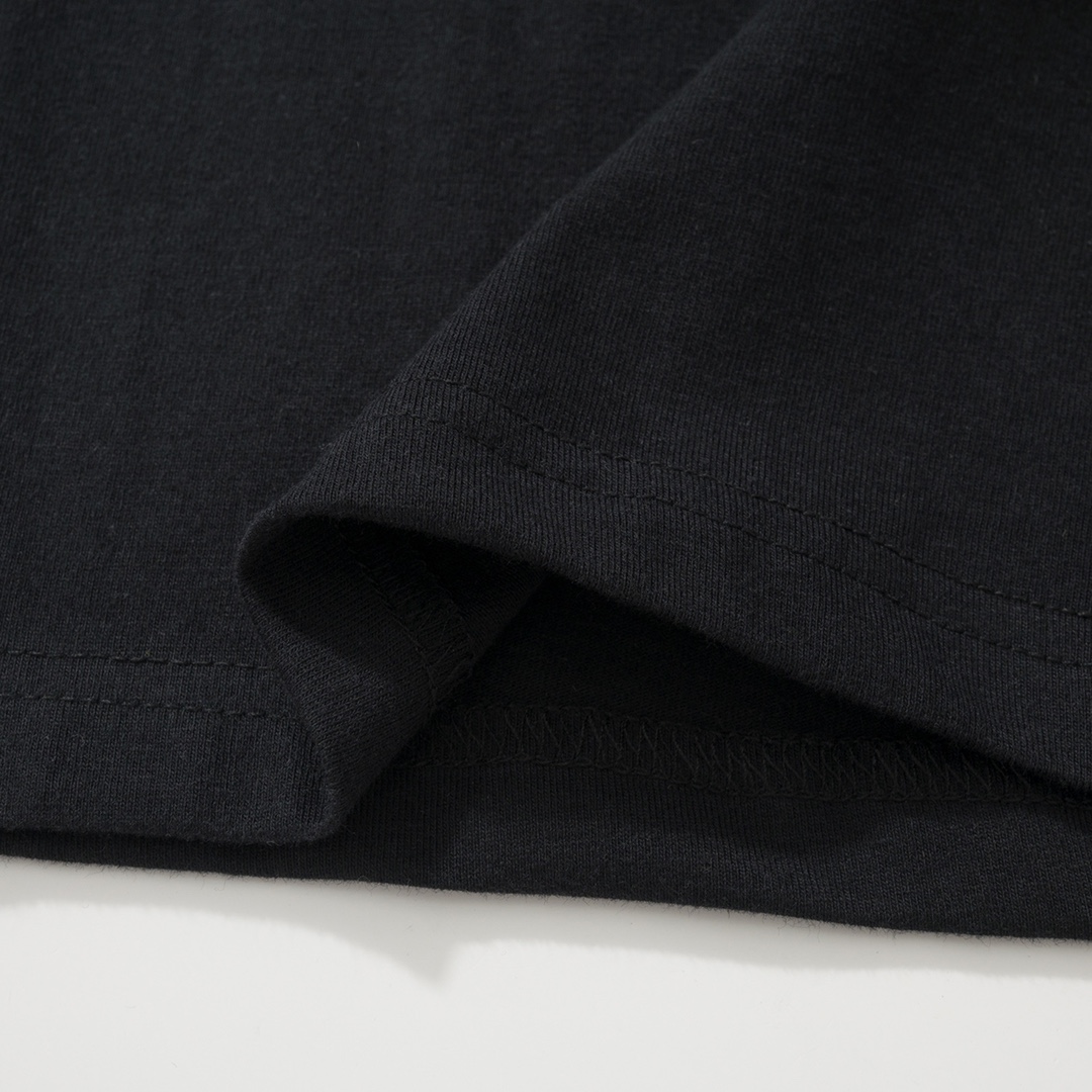 CH Foti Skull T-Shirt. Made of 230g 100% cotton. The print uses a thermosetting ink process. Custom-made accessories. Produced by a major manufacturer, demonstrating exceptional craftsmanship. Comfortable and natural to wear. Sizes S-XL