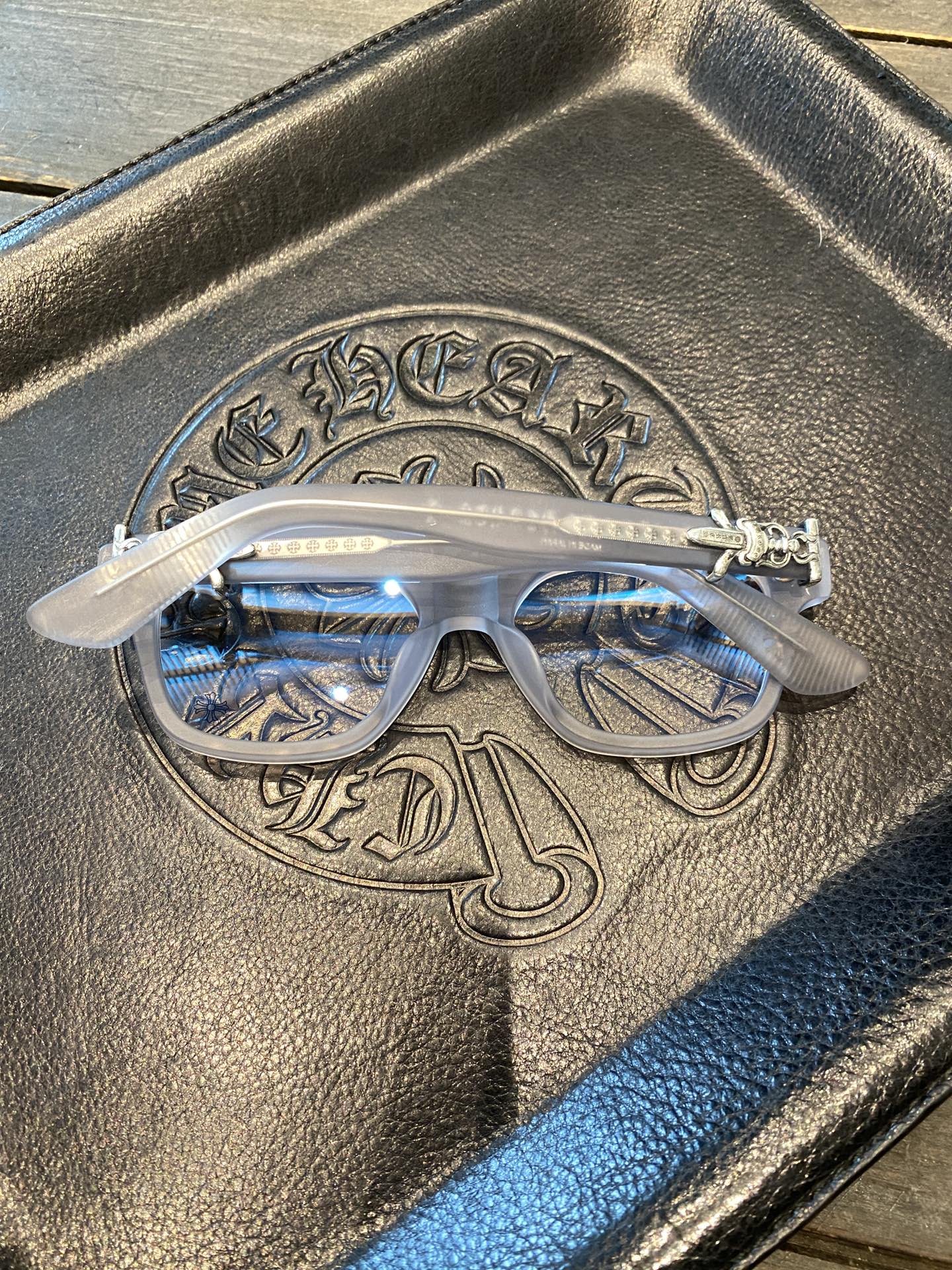 Chrome Hearts925 Sterling Silver Accessories Sky Grey Sword GlassesCombination frame with two 925 sterling silver sword ornaments. Two cross-shaped details inside. 1:1 replica, meticulous attention to detail. The large black frame is very flatter
