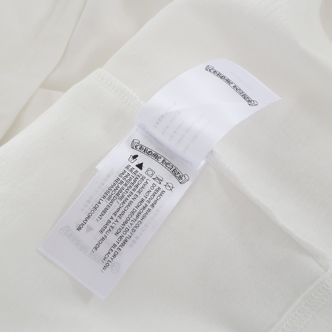 CH x Levi's Cross Short-Sleeve T-Shirt. Two colors, all sizes available. Made of 220g 26-knit 100% cotton. Printed with thermosetting ink. Individually molded. Custom-made genuine lambskin. Custom-made accessories. Relaxed fit. High-quality craftsman