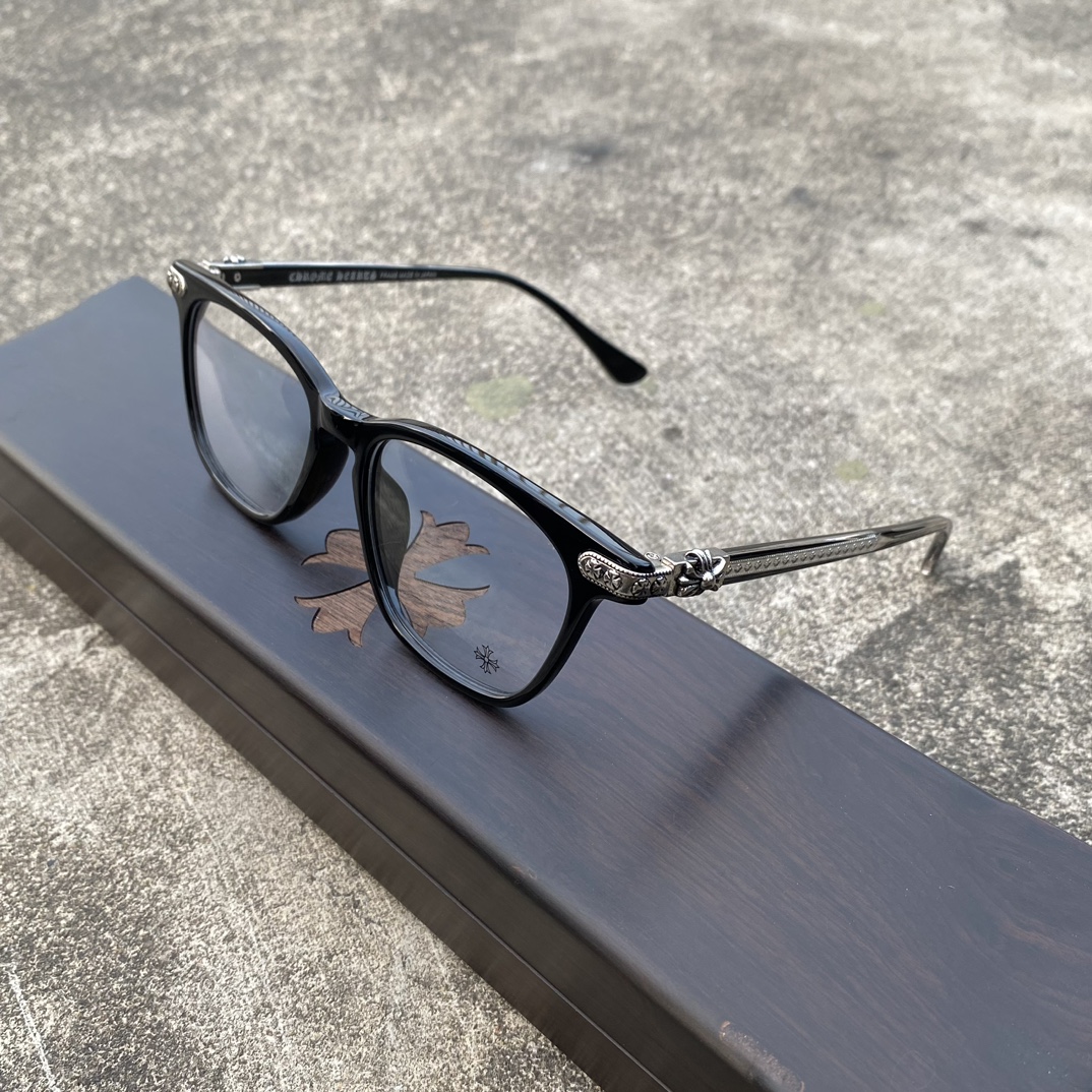 CH Cross-Pattern GlassesSuper popular, identical nose pads to the original, mixed quality. Every detail is meticulously crafted, with exclusive hand-engraved lettering. Only a few hundred yuan!Glasses are personal items; we do not offer try-on se
