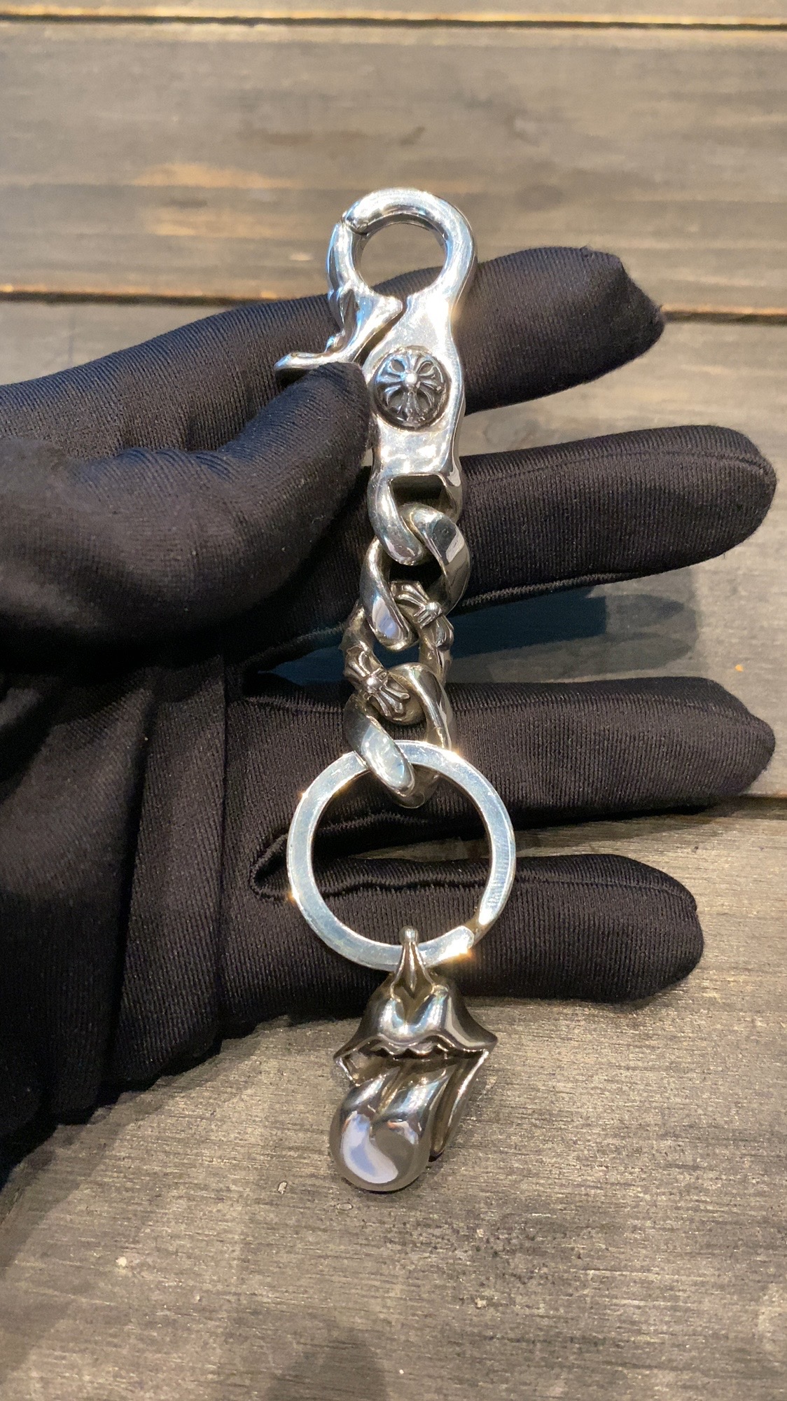 Customer-ordered real shot 📸 925 Sterling Silver Rolled Stone Tongue Keychain