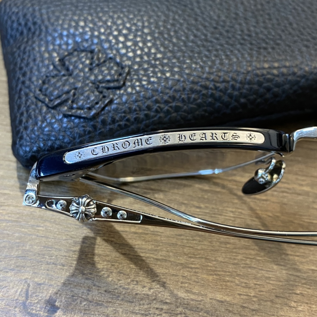 【Chrome Hearts Silver Accessories - Xue Zhiqian's Style Glasses】Complete set. Limited stock available for the first batch.Leather eyeglass case (additional ¥80). Comes with material certificate. Retail price: ¥11,000.Another top-tier item.