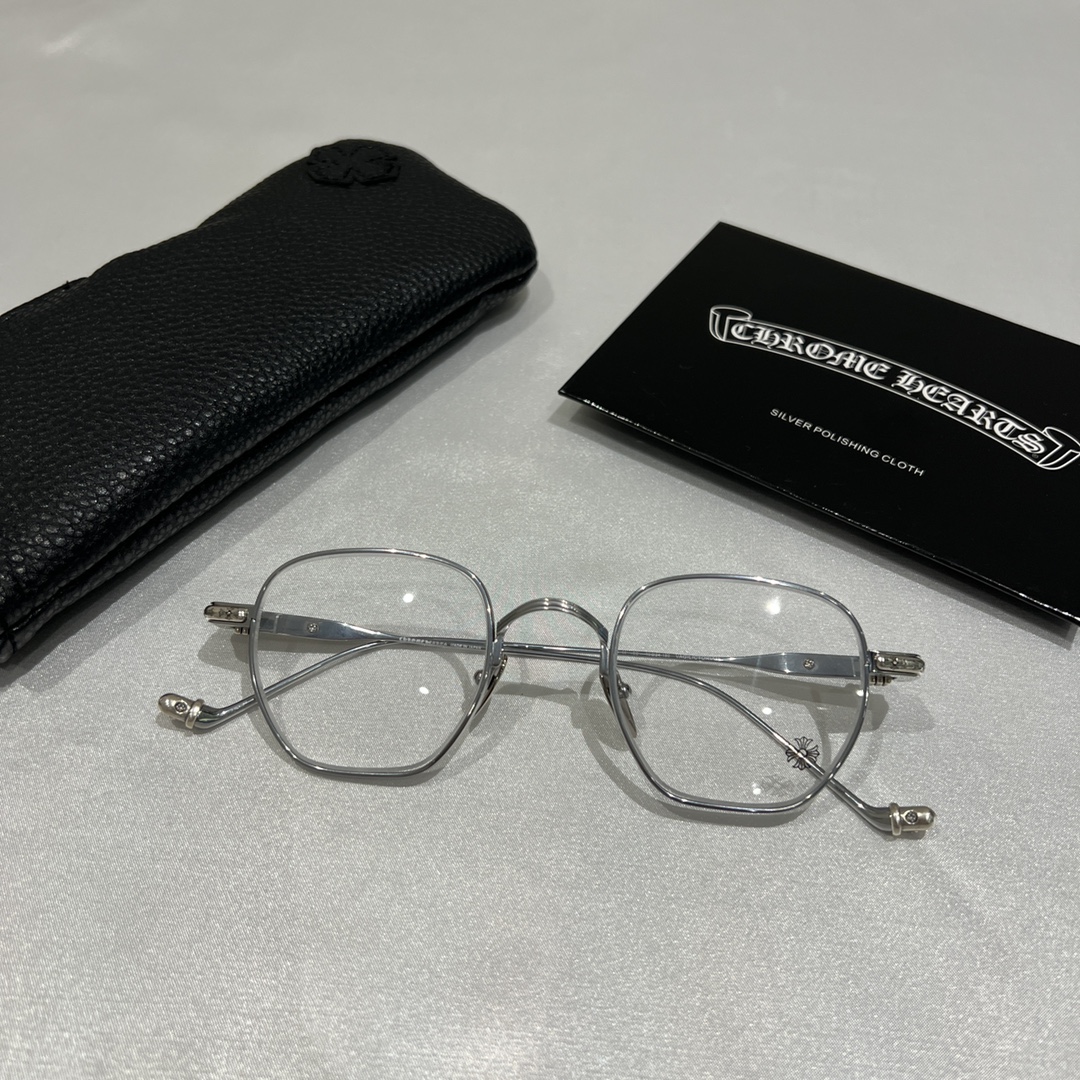 Chrome Hearts New Spring-Loaded Eyeglasses Purchased for 13,000 RMB at MixC Mall, Shenzhen. Nearly 5 months of R&D. Black and silver color scheme. Chrome Hearts' new spring-loaded eyeglass frame. The brand's first time using an embedded spring hinge,