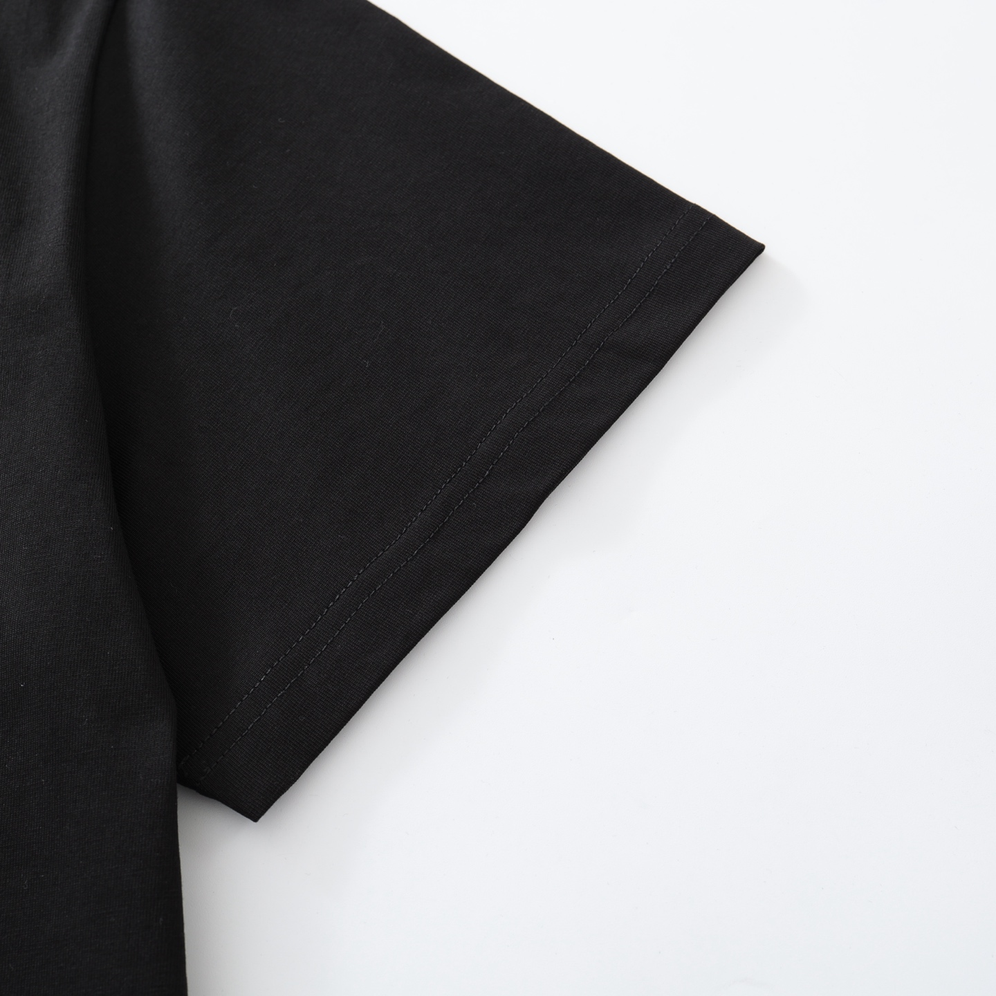 CH's new 20th Anniversary Vegas Limited Edition Short-Sleeve T-Shirt. All sizes are now available. Made of 200g 26kJ 100% cotton with a garment-wash finish. The print uses a combination of ink printing and gloss lamination. Custom-made accessories. P