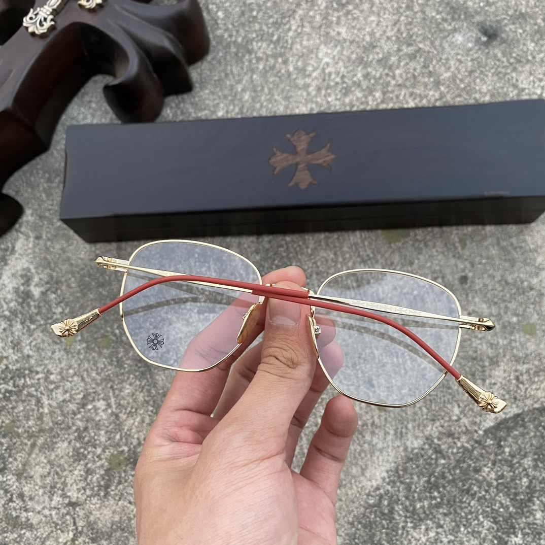 CH Ultralight Pure Titanium Cross-Shaped Glasses (Red and Gold Color Scheme)A super popular pair! Consistent with the original, nose pads, and mixed-media quality. Every detail is meticulously crafted, including exclusive hand-engraved lettering. O