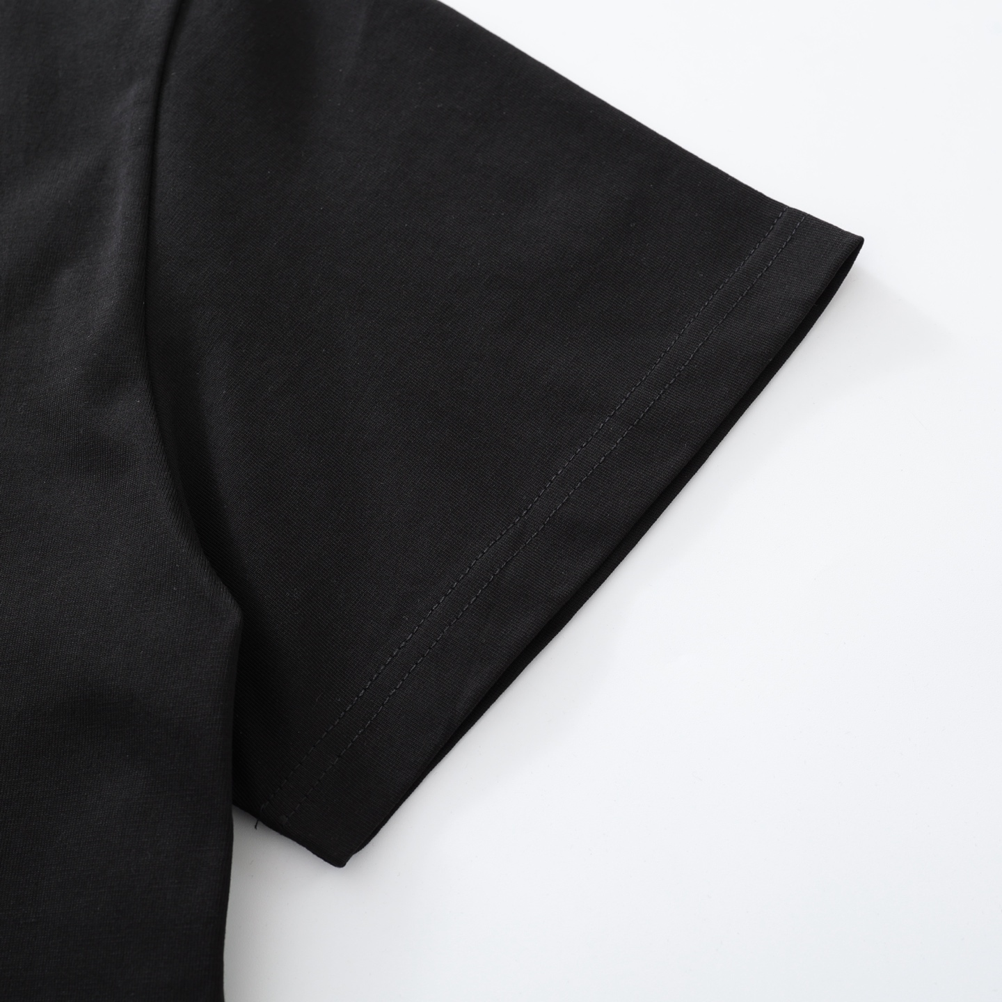 CH's new city-limited short-sleeved T-shirt. Two colors and all sizes are now available. The fabric is 26-knit 200g 100% cotton. Garment washed finish. Printed using ink printing. Custom accessories. Produced by a major factory, showcasing exceptiona