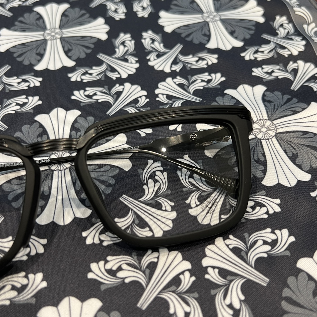 ✟𝐂𝐡𝐫𝐨𝐦𝐞𝐡𝐞𝐚𝐫𝐭✟Matte black color scheme, black frame, sword and dagger style glassesExtremely comfortable to wear 😌Accessories: 925 silver. This is another pair of glasses with top-quality 925 silver accessories. It will definitely exceed your exp