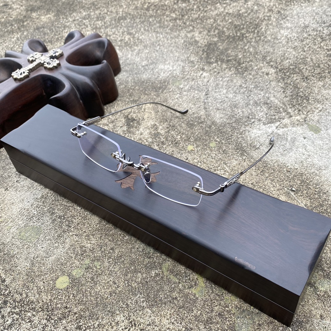 CH Frameless Cross-Patterned Gunmetal GlassesA super popular model, identical to the original, with high-quality nose pads and a mixed-media finish. Every detail is meticulously crafted, featuring exclusive hand-engraved lettering. Only a few hundr