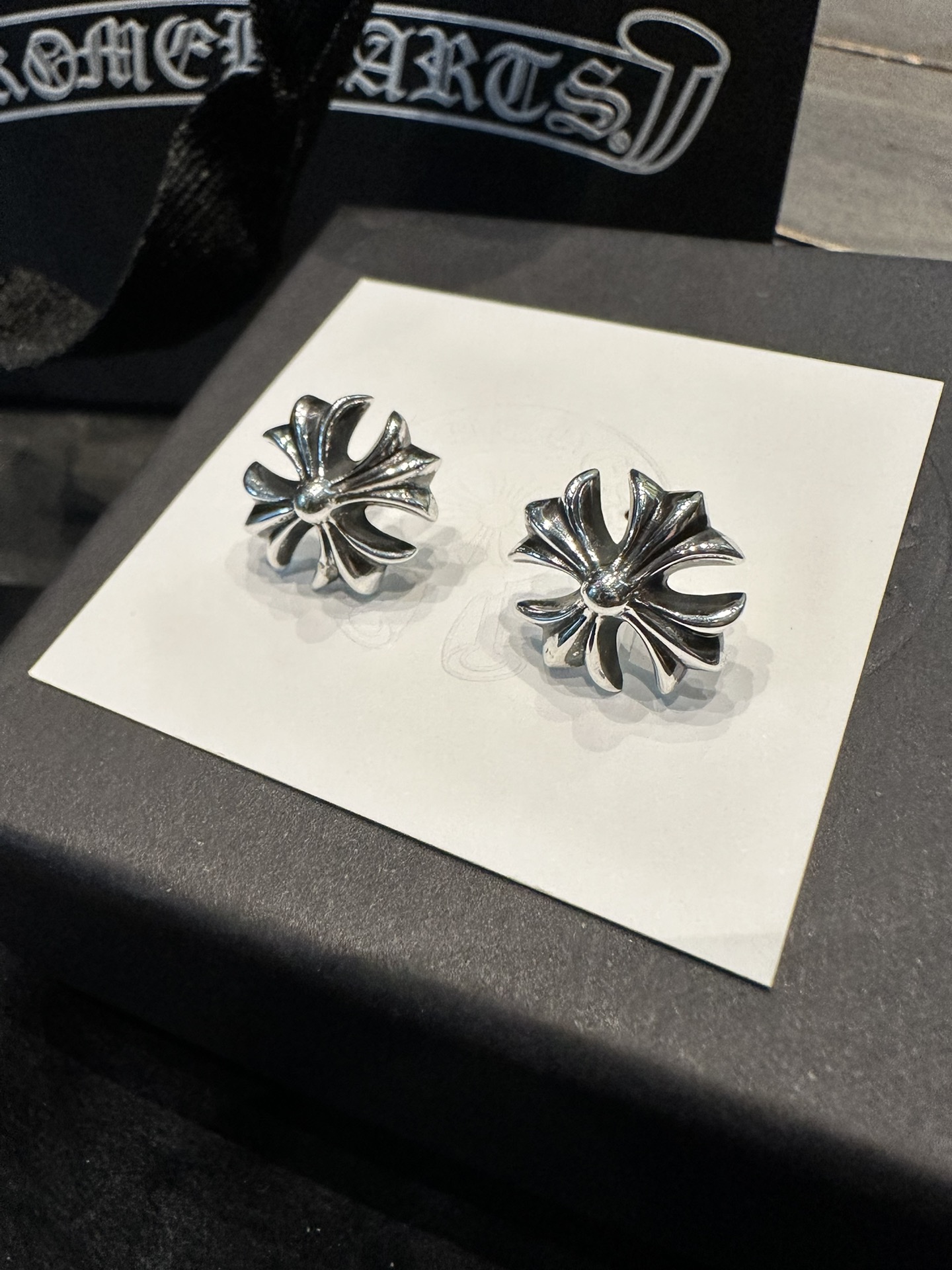 Exclusive New Arrival! Authentic product ¥4000+ (purchased for development)New Large Cross Flower Stud Earrings - Perfect Shipment! Compared to the regular small size, the large cross stud earrings are more rugged and flamboyant, eye-catching on bo