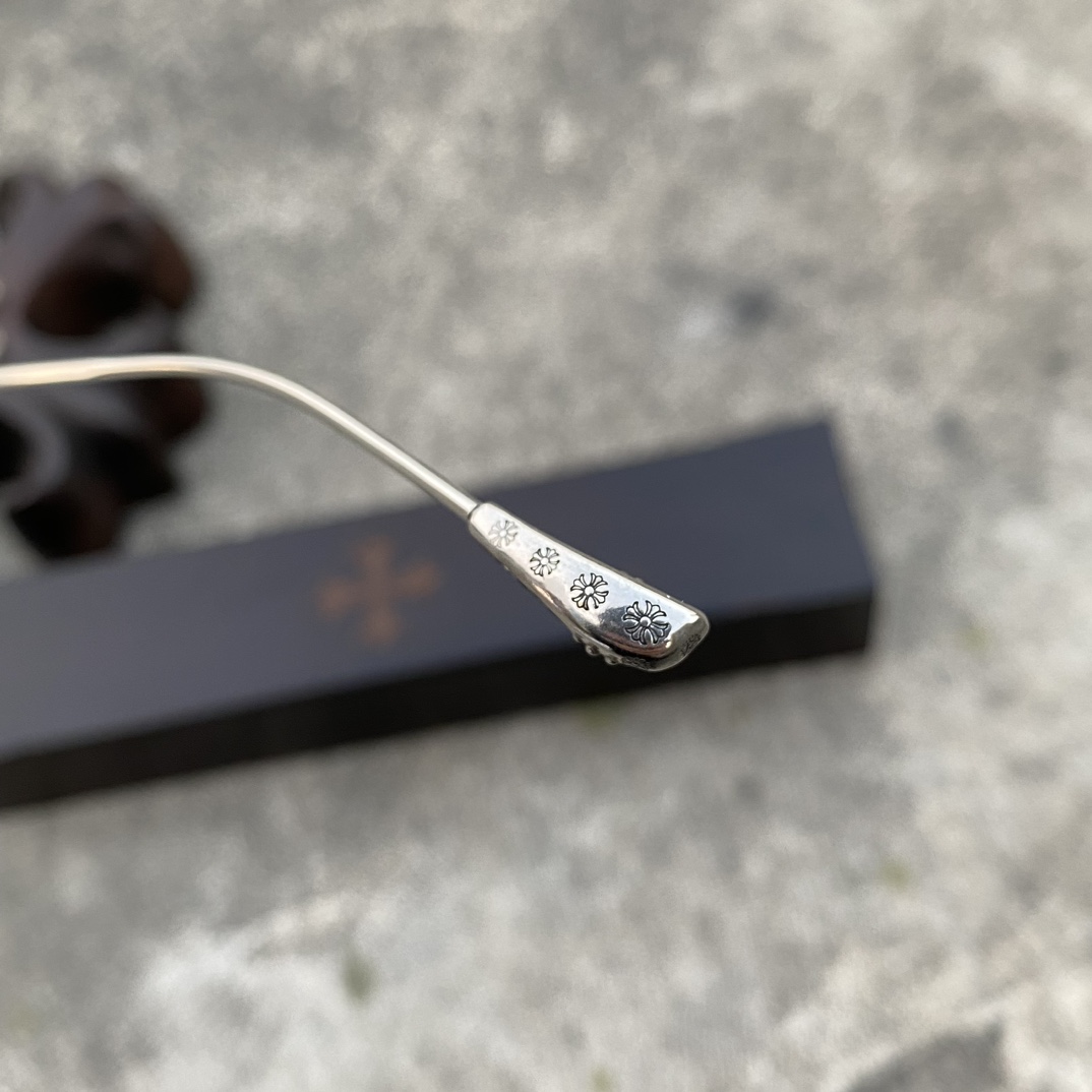 CH Ultralight Pure Titanium Cross-Shaped Glasses (Sterling Silver)A super popular pair! Consistent with the original, nose pads, and mixed-media quality. Every detail is meticulously crafted, including exclusive hand-engraved lettering. Only a few