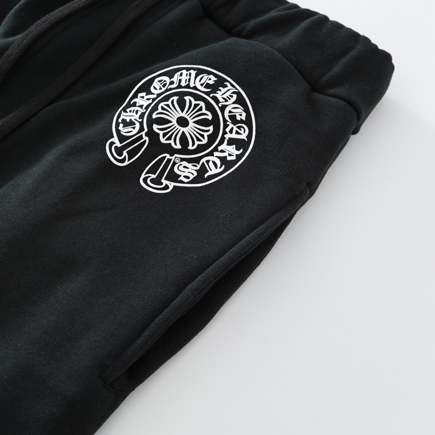 CH's new horseshoe-patterned Sanskrit long pants are now available in all sizes. Originally purchased from Dewu for 6200 RMB. Made of 480g 100% cotton with fleece lining. Printed with imported inks. Simple design, easy to follow. Custom accessories.