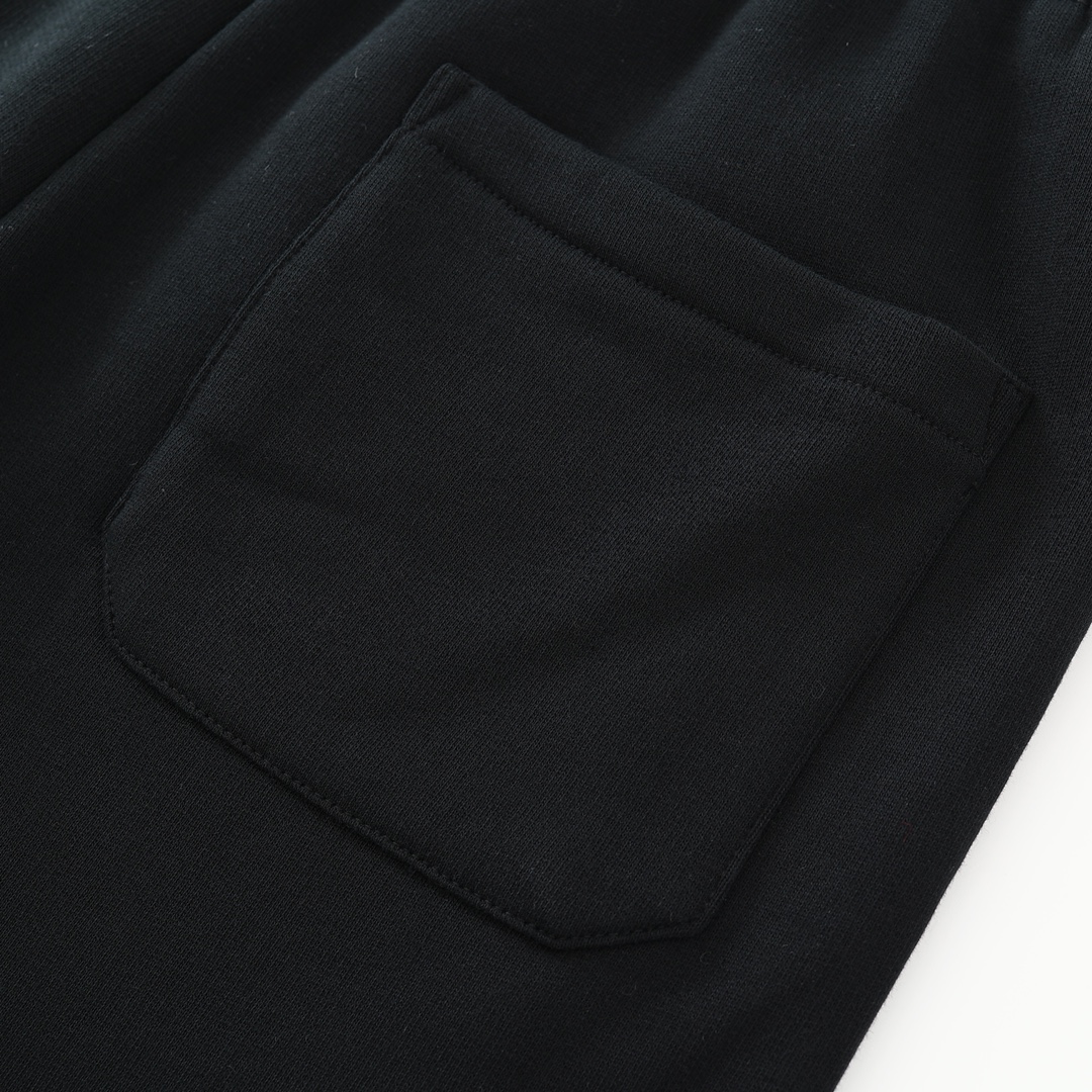 CH's new embroidered shorts. All sizes are now available. Original Hong Kong import, purchased for 8700. Made of 330g pure cotton, soft and comfortable to the touch. Features garment-washed finish, imported TAJIMA machine-positioned embroidery, custo