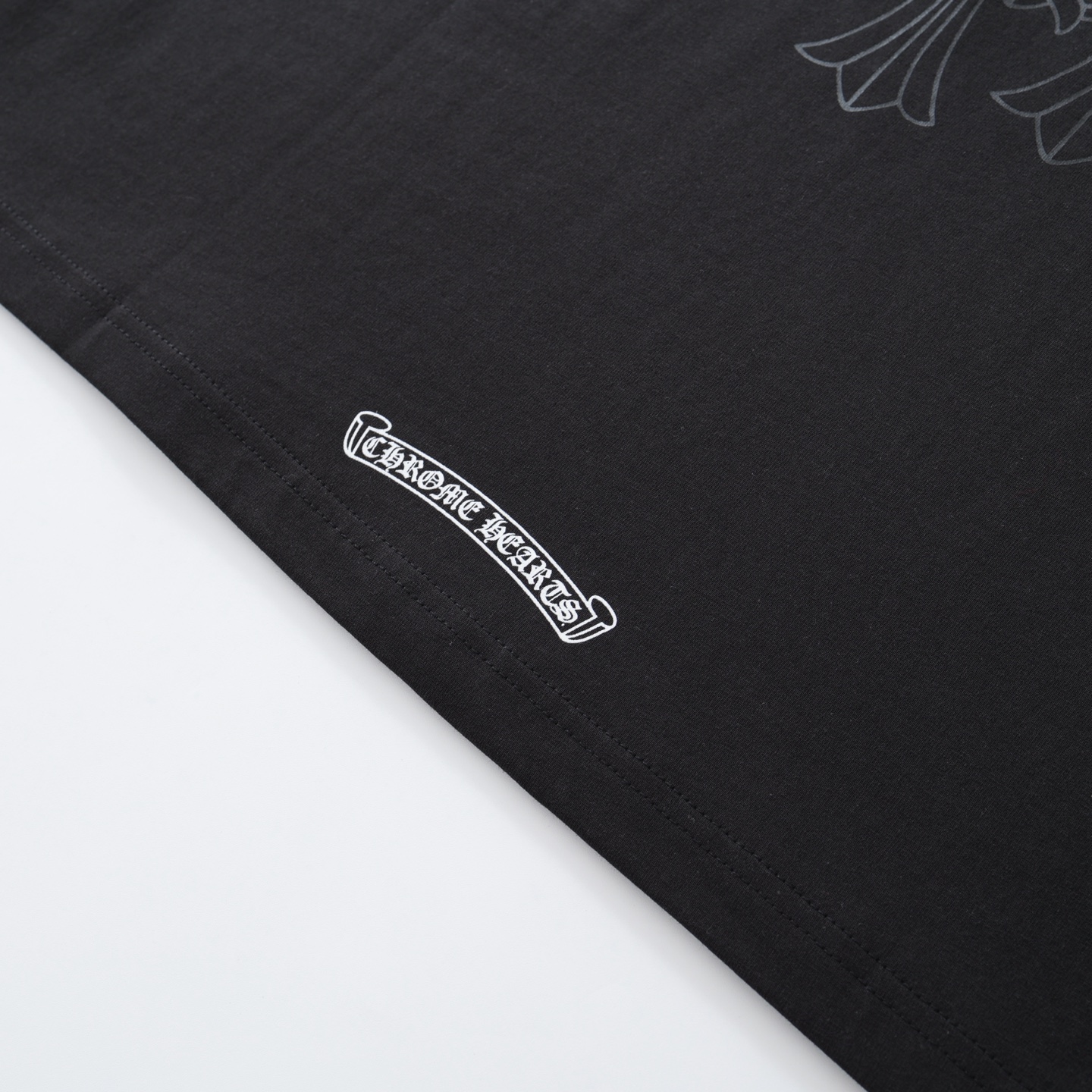 CH's new Phantom Cross Short-Sleeve T-Shirt. Available in two colors and all sizes. Made of 230g 26-knit cotton with a garment-wash finish. The print uses an ink-printing process. Custom-made accessories. High-quality craftsmanship from a reputable m