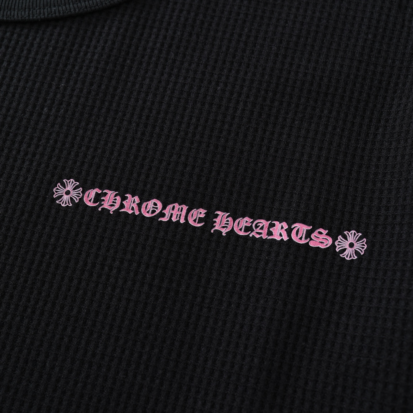 CH's new pink letter Sanskrit waffle long-sleeved shirt. All sizes are now available. Original version purchased from Hangzhou Guozhuan for 18,000 RMB. The fabric is 280g 100% cotton waffle material. The print uses a white ink heat transfer process.
