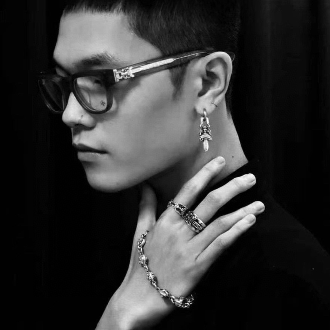 Chrome Hearts925 Sterling Silver Accessories, New Gold-rimmed Black-framed Sword GlassesSterling silver + acetate frame, featuring two 925 sterling silver sword ornaments and two cross-shaped details on the interior. 1:1 replica, meticulous atten